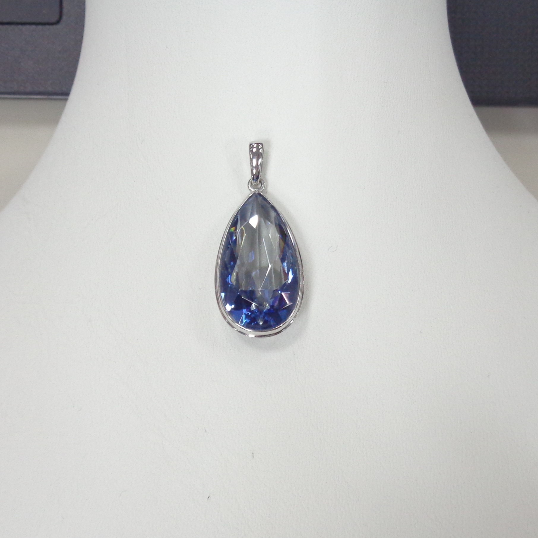 Серебряная подвеска с синим горным хрусталем